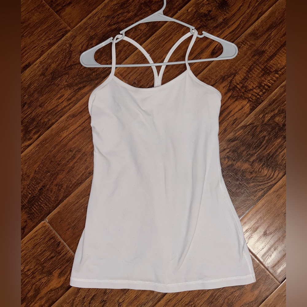 White lululemon tank! 🤍 No size tag — almost positive it is a size 6 though!